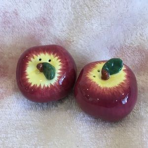 Mini Apple Ceramic Salt n Pepper Shaker Set NWT no box 1.50” across 1.50” tall.